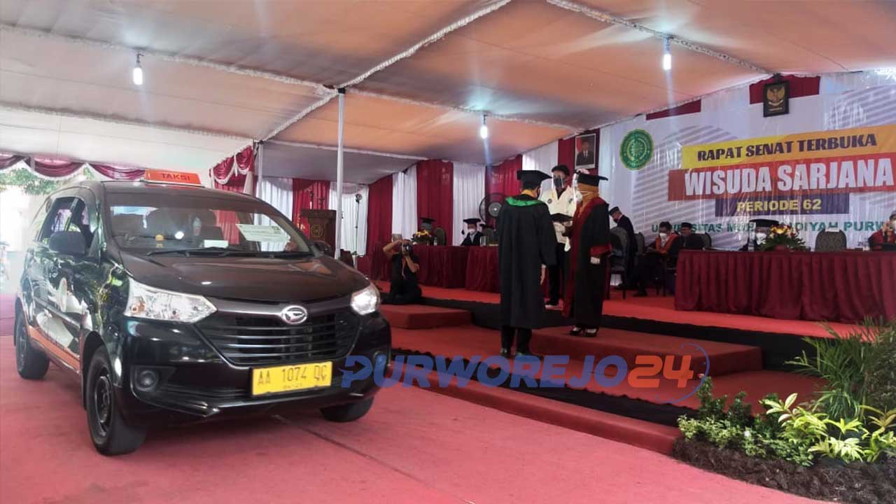 Di masa pandemi Universitas Muhammadiyah Purworejo mengadadakan Wiisuda Drive Thru. (8-9/9/2020)