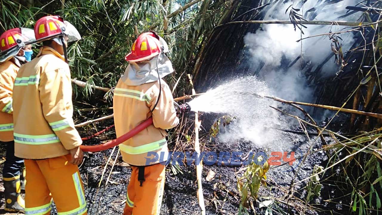 Dua unit mobil pemadam kebakaran mendatangi lokasi kebakaran lahan di Dusun Kendal RT 2 RW 3 Desa Purwodadi.