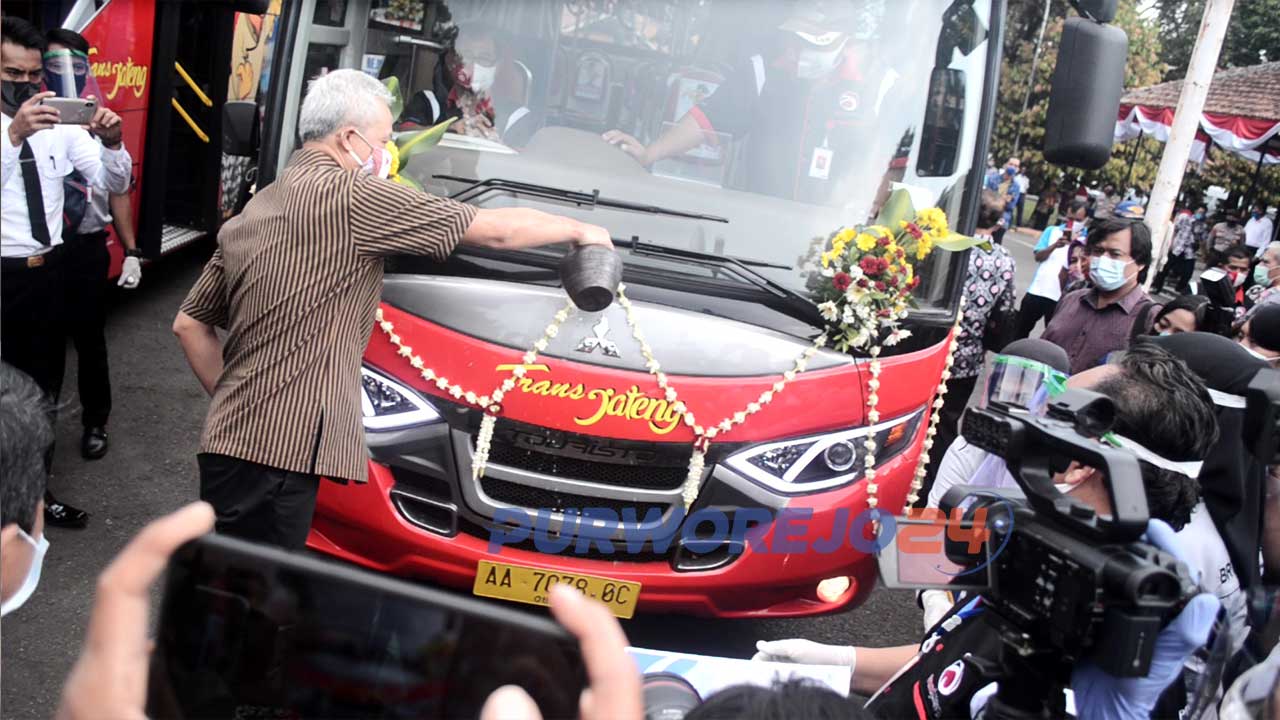 Gubernur Jawa Tengah Ganjar Pranowo meresmikan Tranjateng koridor Purwomaggung. (1/9/2020)