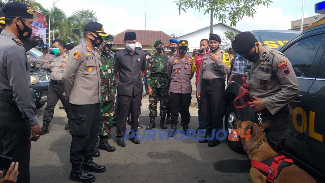 Kapolres Purworejo dan tamu undangan mengecek kesiapan anggota dan sarana prasarana dalam pengamanan Pilkada 2020.