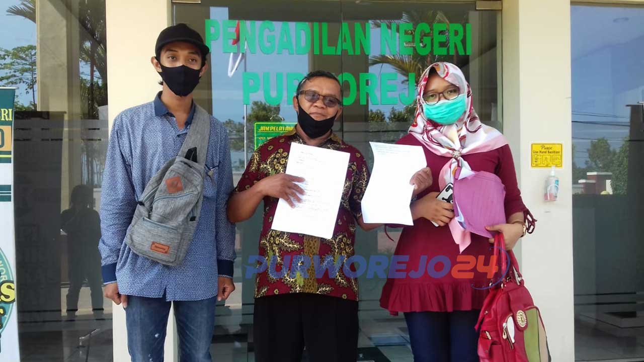 Mad Jajid, warga Senepo Seleman Timur, Kutoarjo, mengajukan gugatan karena rumahnya dibongkar tanpa putusan penagdilan
