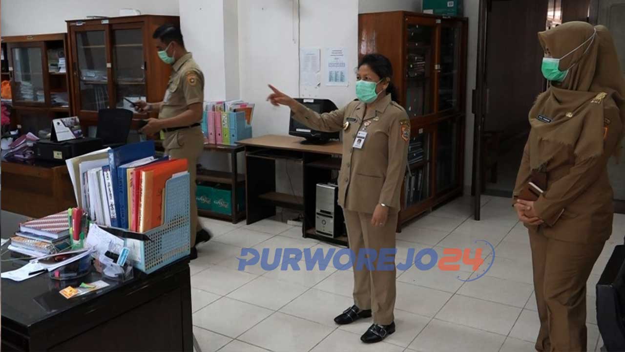 Pjs Bupati Yuni Astuti saat melakukan sidak ke ruang-ruang kerja di Sekretariat Daerah Purworejo.