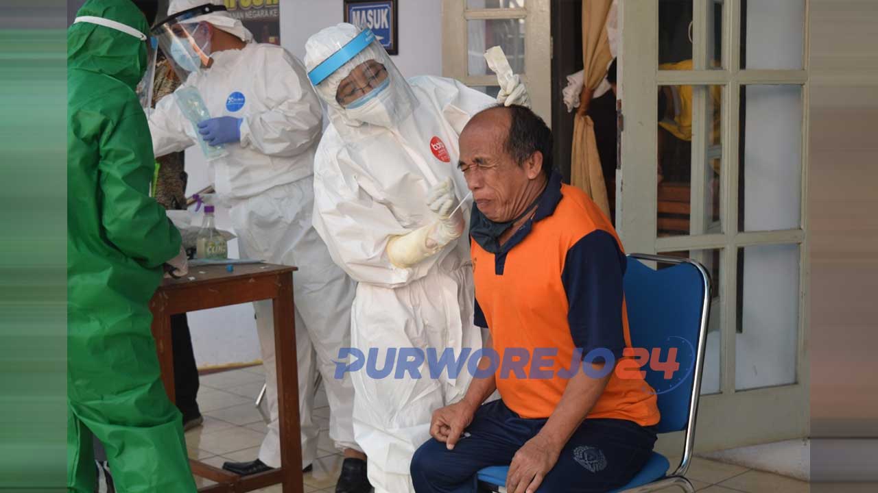 Salah satu warga binaan Rutan Purworejo diuji swab