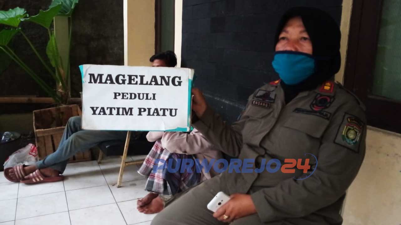 Satpol PP Damkar mengamankan barang bukti dan dua anjal yang meminta-minta berkedok peduli anak yatim beberapa waktu yang lalu