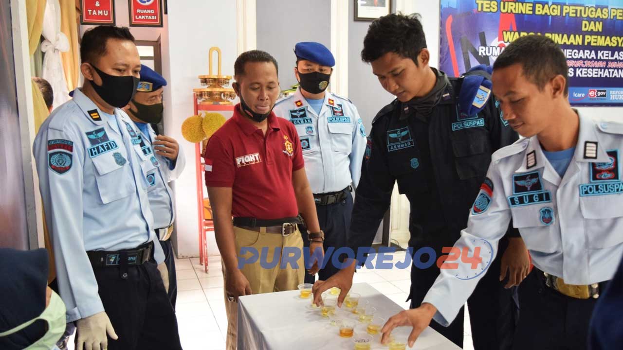 Tes urine narkotika bagi pegawai dan Warga Binaan Pemasyarakatan (WBP) serta Skrining HIV bagi WBP di Rutan Kelas IIB Purworejo, Kamis (3/9/2020).