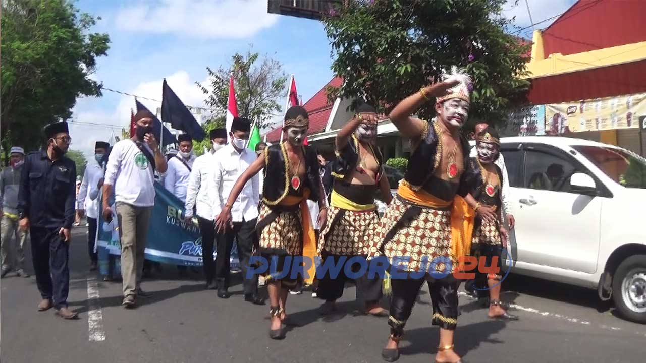 Tokoh Punokawan mengiringi Pasangan Kuswanto-Kusnomo saat mendaftar ke KPU Purworejo