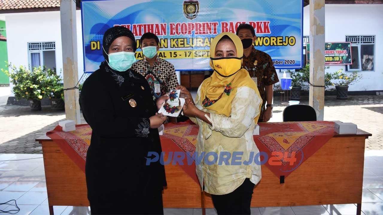 Wakil Bupati Purworejo saa menghadiri ipelatihan batik Ecoprint PKK kelurahan Purworejo.