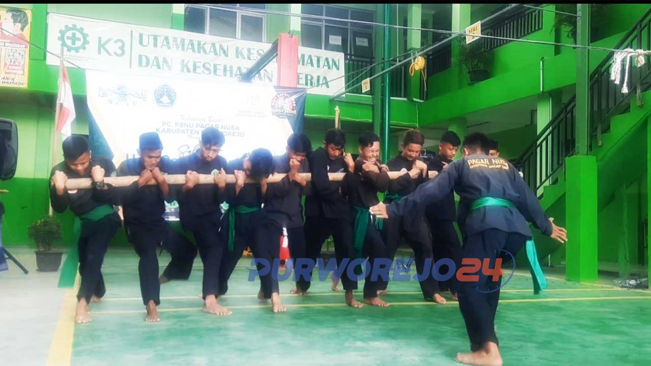 Atraksi Bambu Gila saat Peringatan Hari Santri Nasioanal 2020 dan Maulid Nabi Muhammad SAW di Lapangan Pondok Daruttauhid 8 Kecamatan Kemiri Kabupaten Purworejo