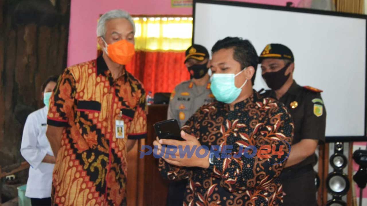 Kades Krandegan Dwinanto menjelaskan salah satu aplikasi kepada Gubernur Jateng Ganjar Pranowo