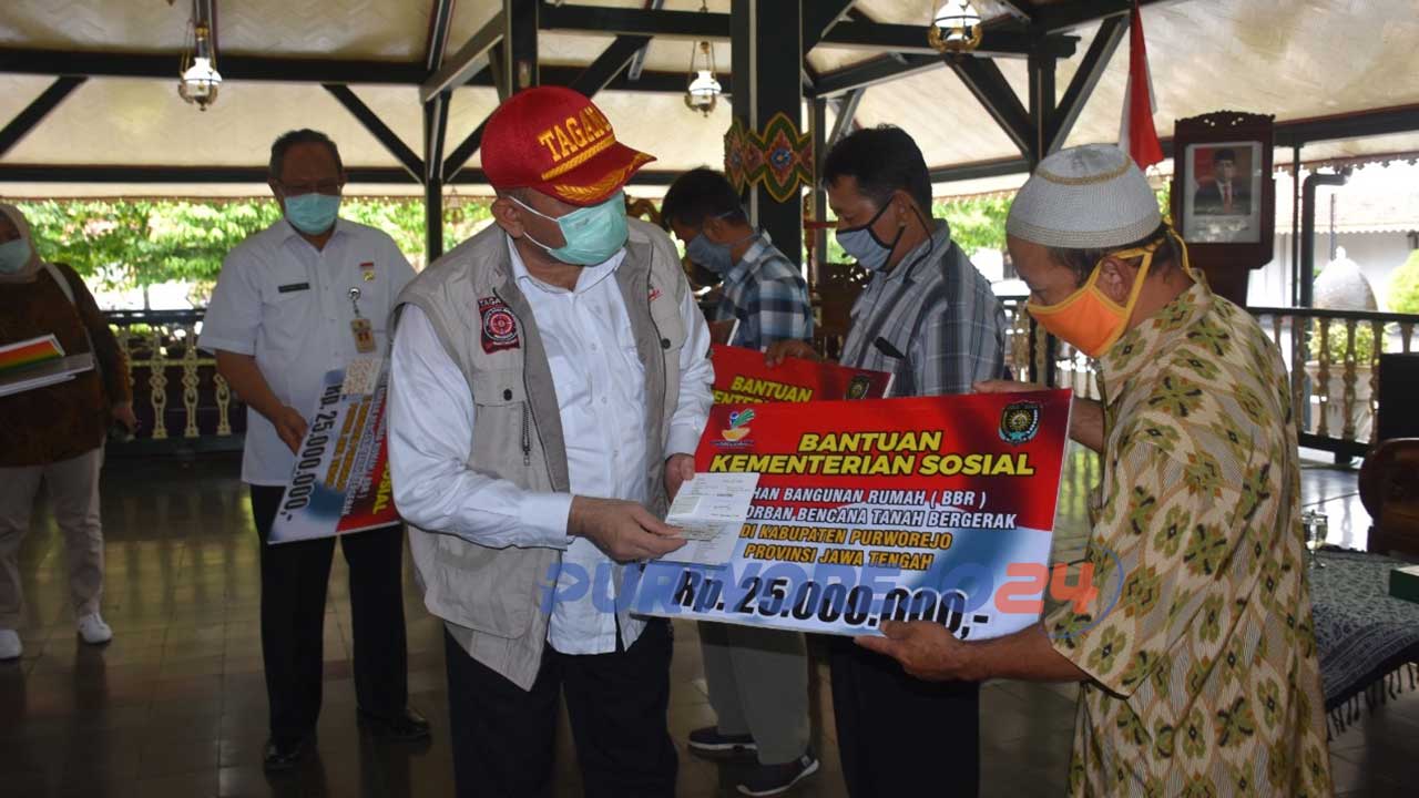 Penyerahan Bantuan Bahan Bangunan Rumah (BBR) Bagi Korban Bencana Tanah Bergerak di Kabupaten Purworejo