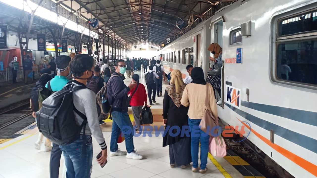 Penumpang KA saat libur panjang