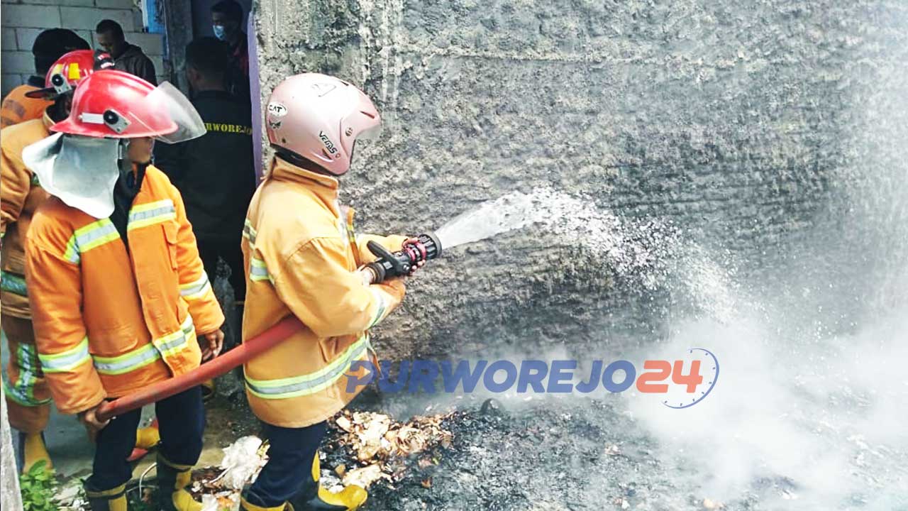 Petugas Damkar Purworejo beruisaha mengendalikan api di Desa Bayan Kecamatan Bayan, Purworejo,(2/10/2020)