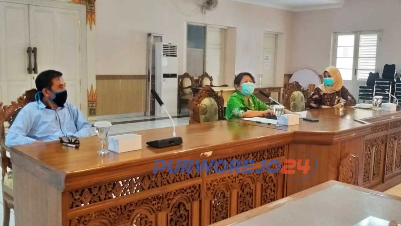 Pjs Bupati Yuni Astuti saa berdialog dengan sejumlah wartawan di ruang Arahiwang Kompleks KantorSetda Purworejo