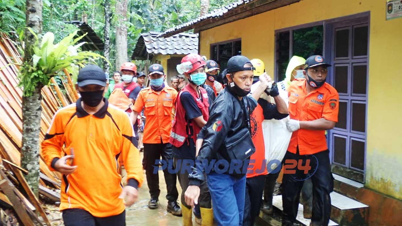 Proses evakuasi penggali sumur yang tewas di Desa Semono Desa Semono, Kecamatan Bagelen, Purworejo. (30/10/2020)