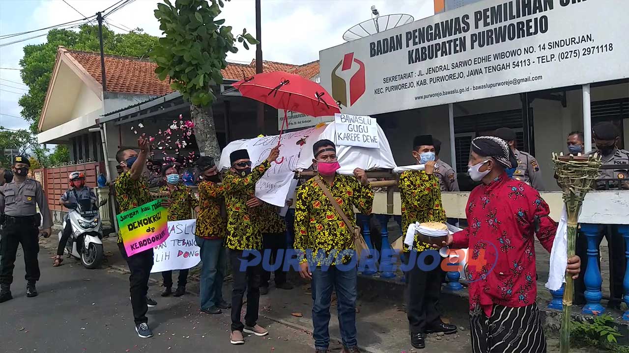 Puluhan Pendukung Paslon No Urut 1 melakukan aksi protes dengan membawa keranda mayat ke Kantor Bawaslu Purworejo, Rabu (28/10/2020).