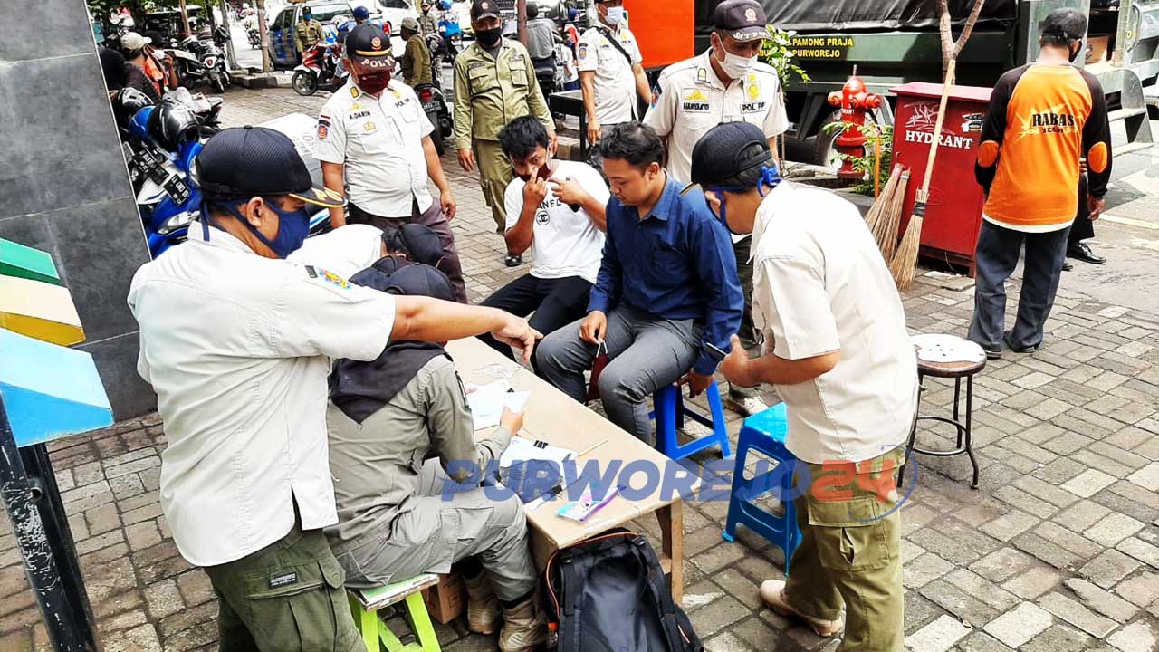 Satgas Penanganan Covid-19 bersama petugas gabungan TNI, Polri, Dinkes, Dinhub, dan Satpol PP Damkar lakukan Operasi Yustisi di Pasar Baledono Purworejo.