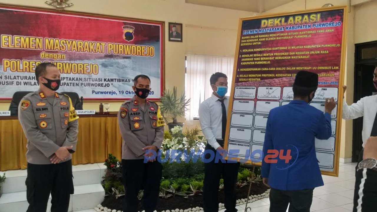 Sejumlah elemen masyarakat menandatangani kesepakatan melakukan aksi damai.