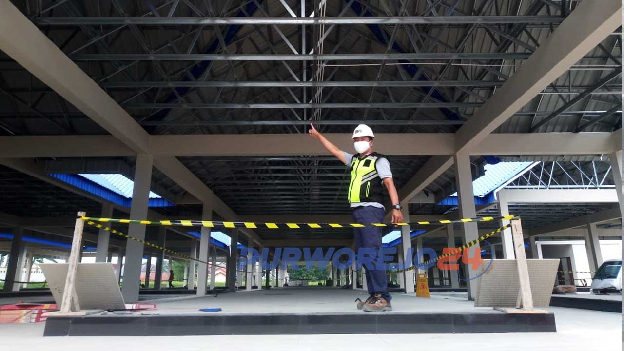 Seorang pekerja menujukkan proses pembangunan Pasar Purworejo sebagai pengganti Pasar Pagi Suronegaran