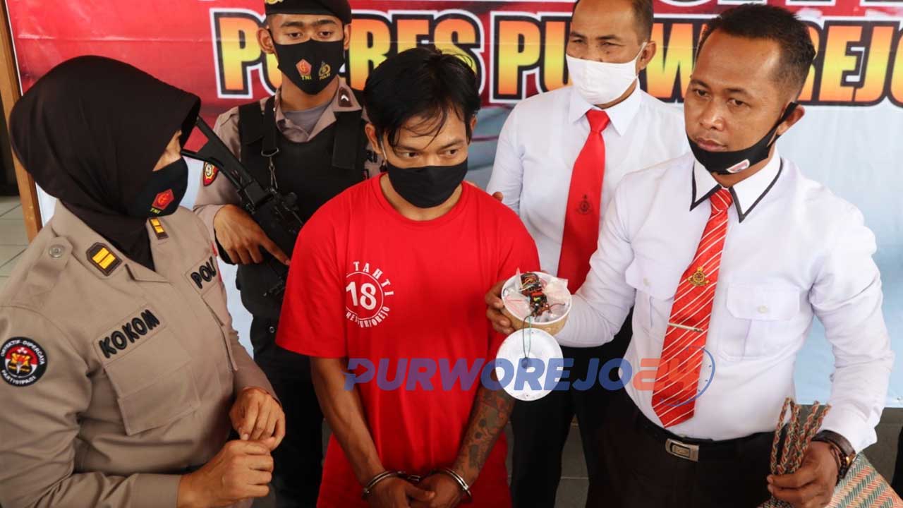 Seorang warga Desa Brunorejo, Kabupaten Purworejo diamnakn polisi setelah kedapatan menyimpan 17 paket Sabu.