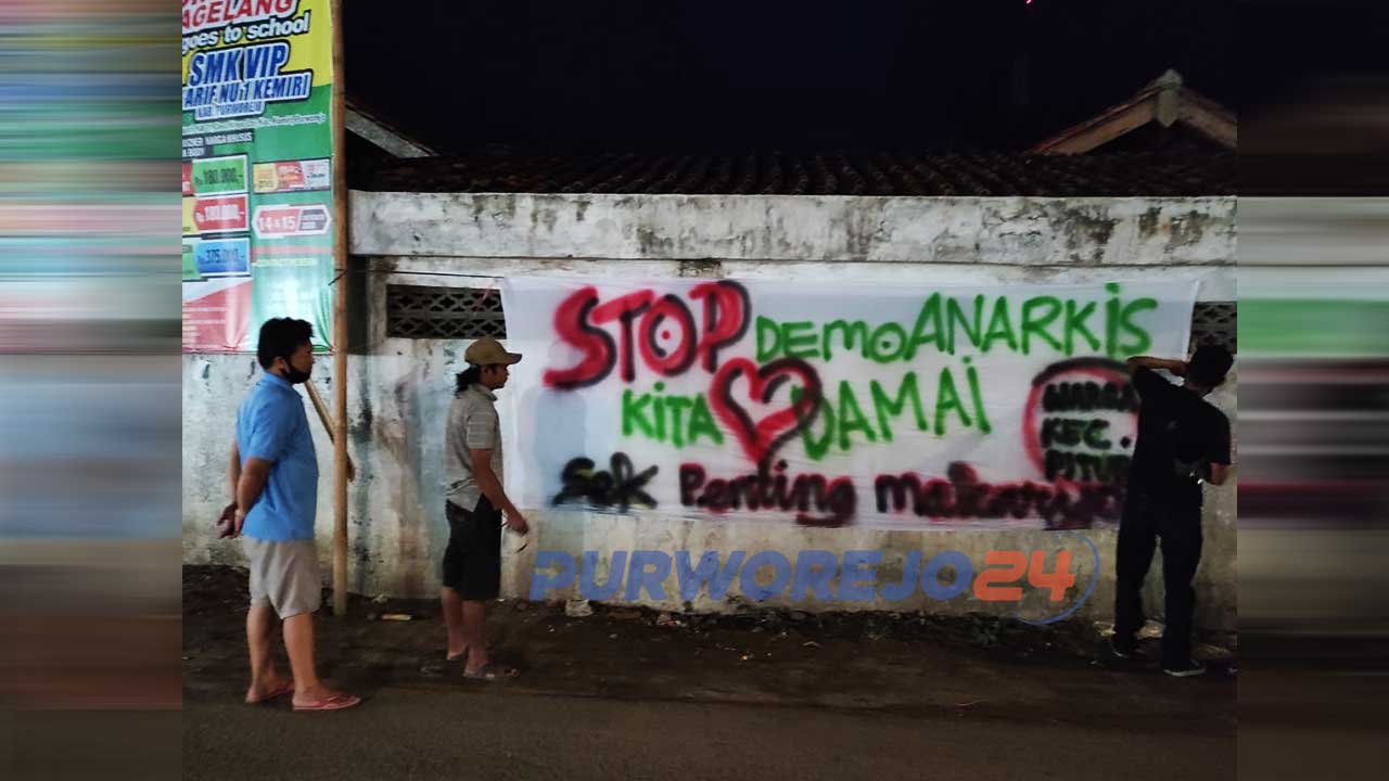 Spanduk bertuliskan "Stop Demo Anarkis, Kita Cinta Damai, Sing Penting Makarya" yang gegerkan warga