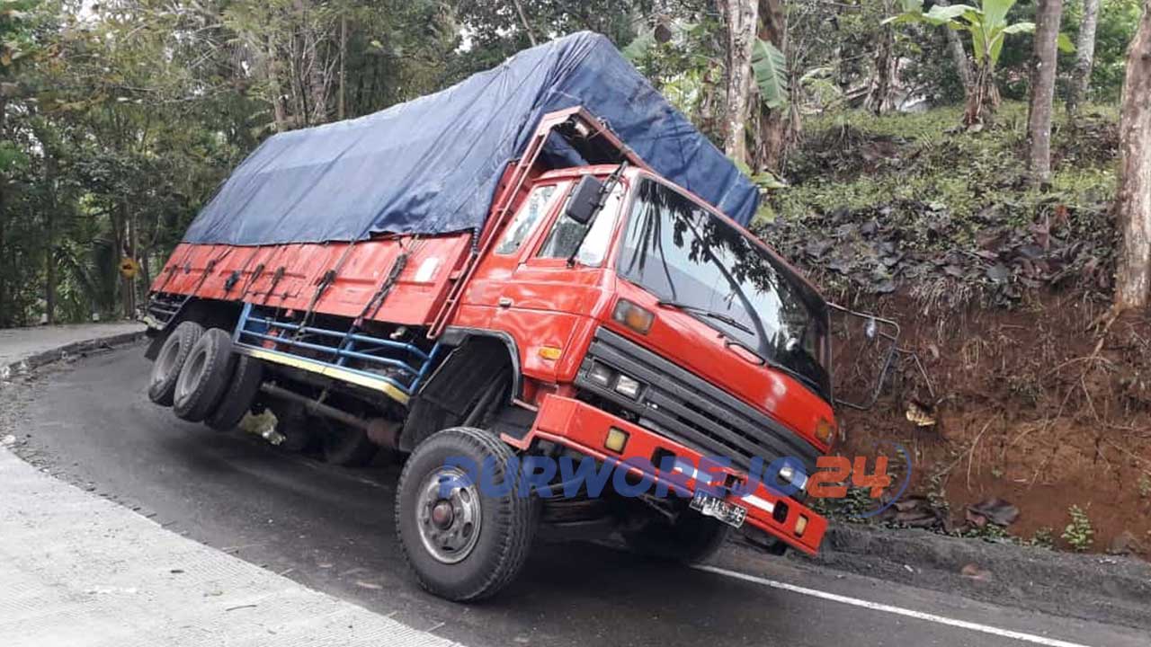 Truk terperosok menutup jalan di Dusun Silendung Desa Penungkulan Kecamatan Gebang, Purworejo. (5/10/2020)