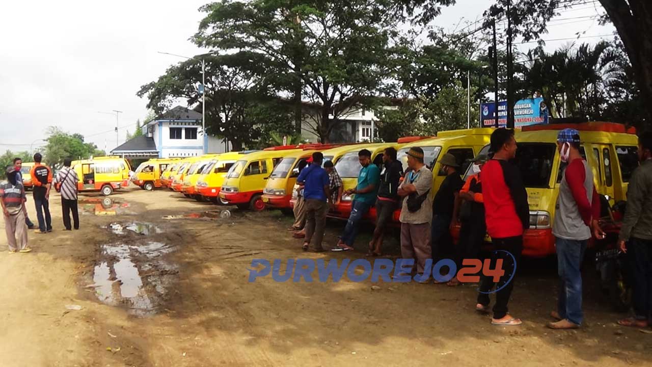 Puluhan supir kopada jalur A mendatangi kantor Dinas Perhubungan Kabupaten Purworejo, Jawa Tengah, pada Jumat (23/10/2020).