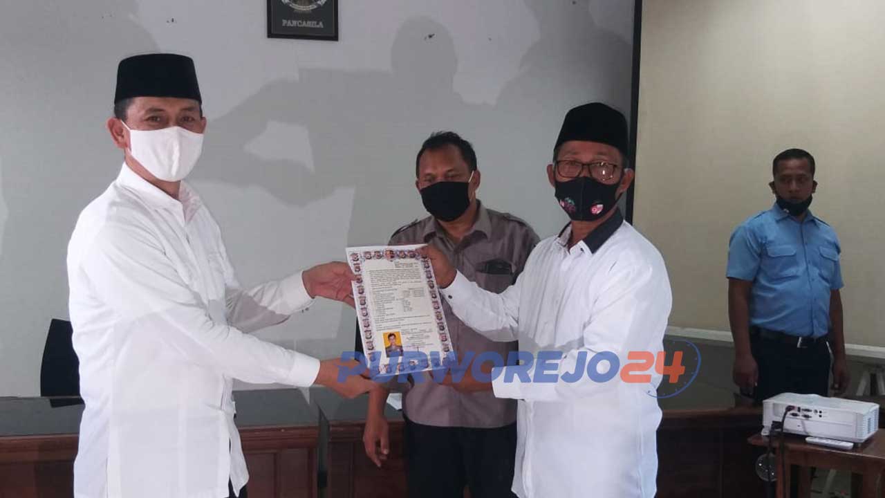 Calon Bupati Purworejo Kuswanto menyerahkan Salinan SK Pensiun kepada Ketua KPU Purworejo, Dulrokhim.