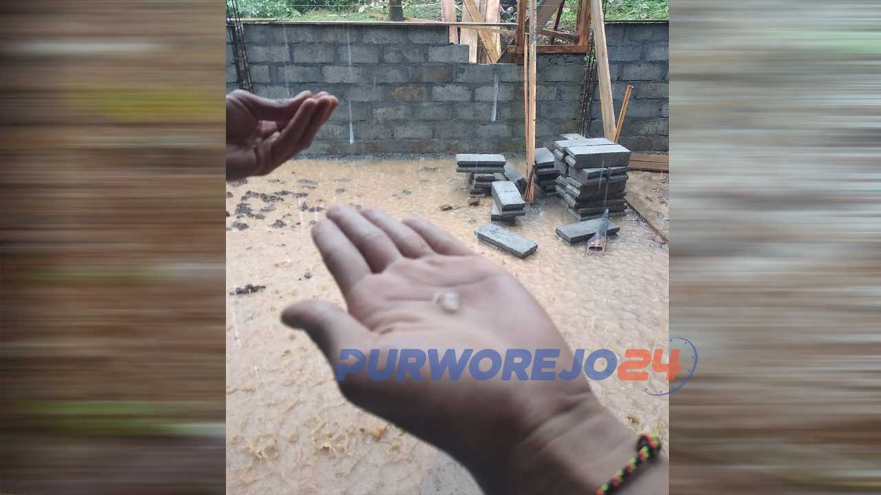 Hujan es di desa Purbayan, Kemiri Purworej. (6/11/2020)