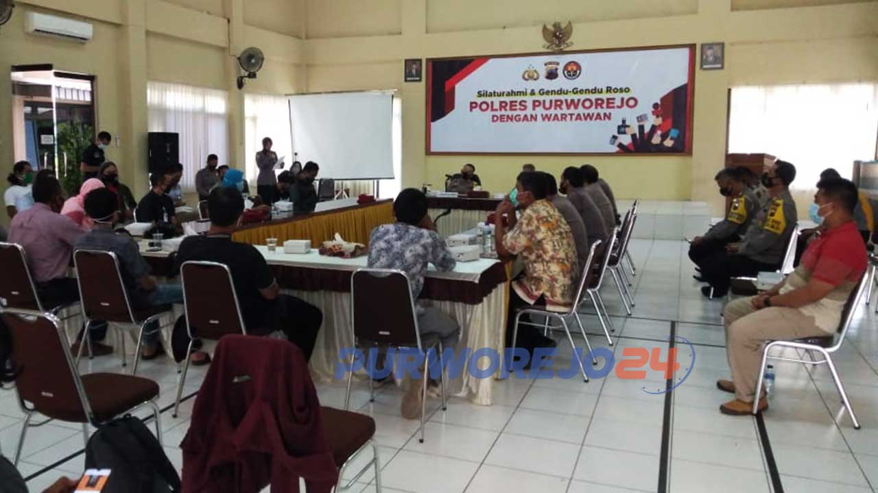Kapolres Purworejo, para Kabag dan Kasat melakukan silaturahmi dan gendu-gendu roso bersama wartawan di Auditorium Polres Purworejo
