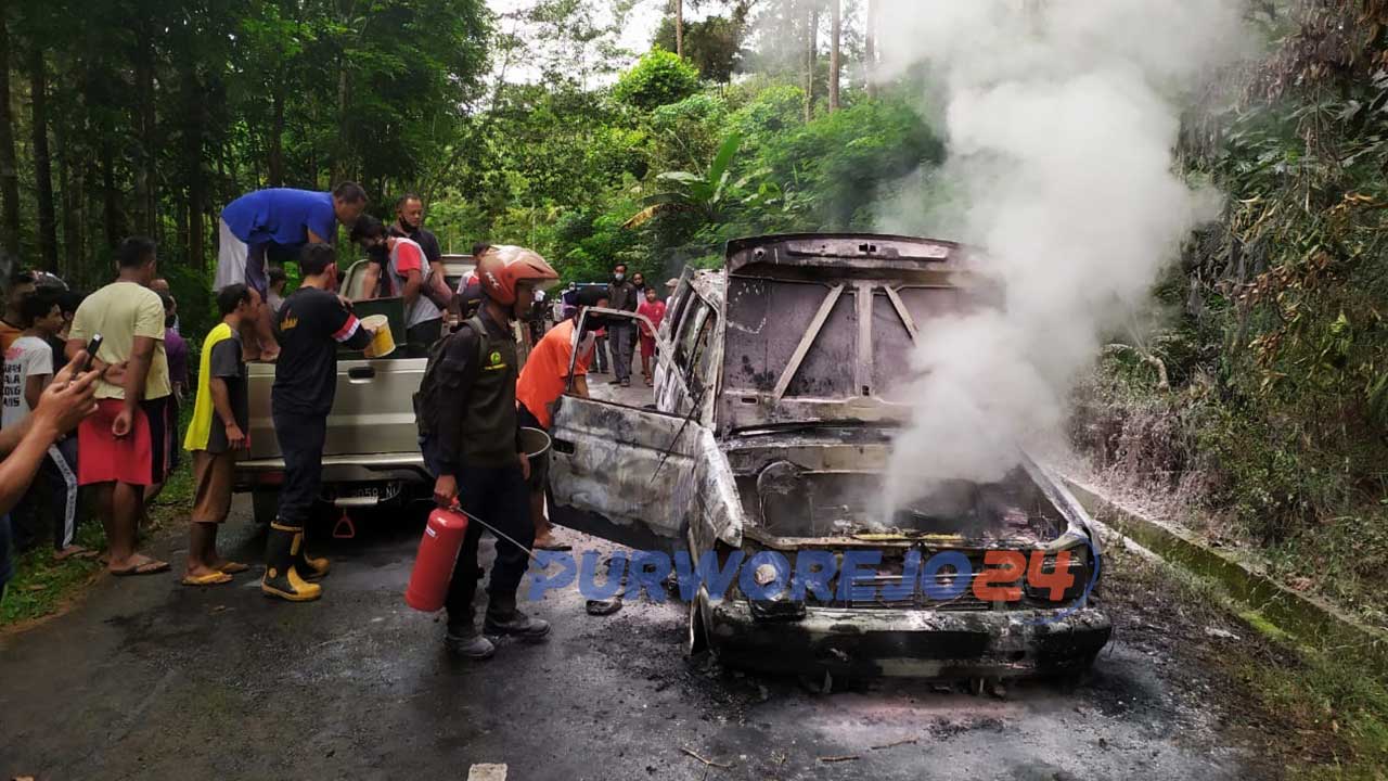 Petugas Damkar berusaha memadamkan api yangmembakar mobil Phanter di Desa Tlogoguwo Kecamatan Kaligesing, Purworejo