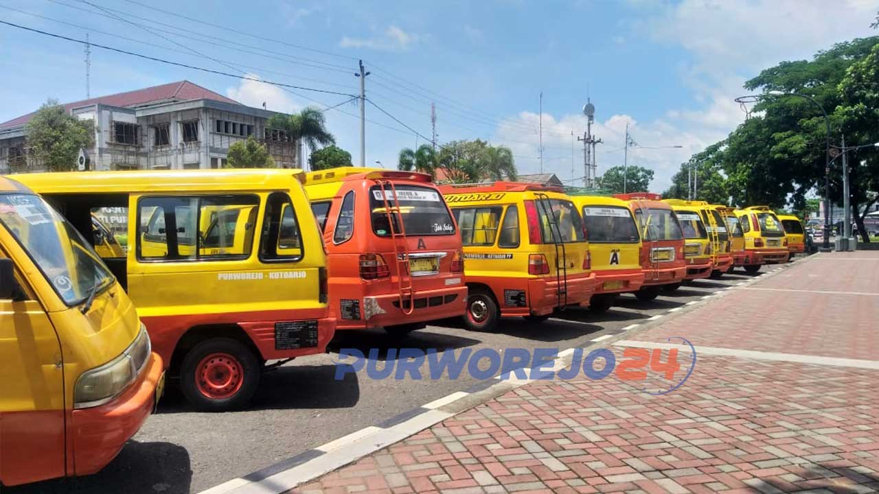 Ilustrasi. (Puluhan Angkot diparkir di depan Kanator Bupati Purworejo sementara pengemudinya melakukan aksi protes terkait Halte Bus Trans Jateng)
