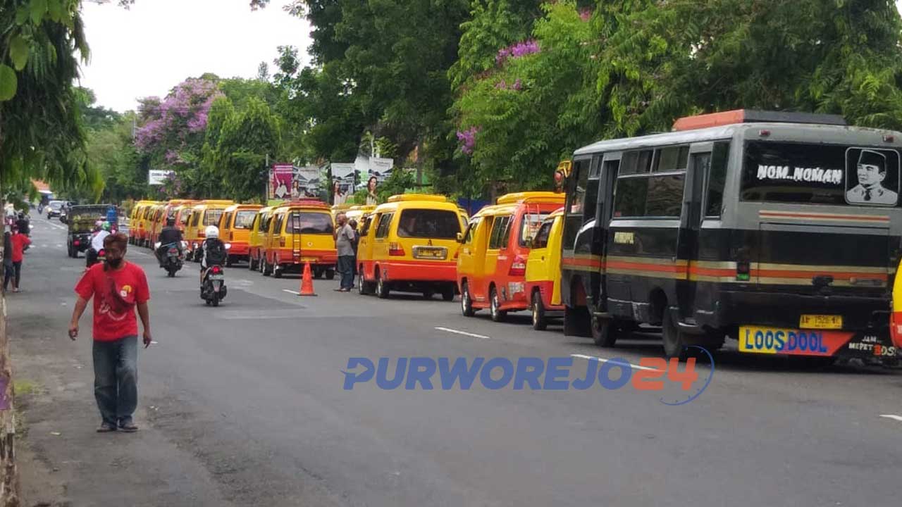 Puluhan sopir Angkot jalur A datangi Gedung DPRD Purworejo. (11/11/2020)