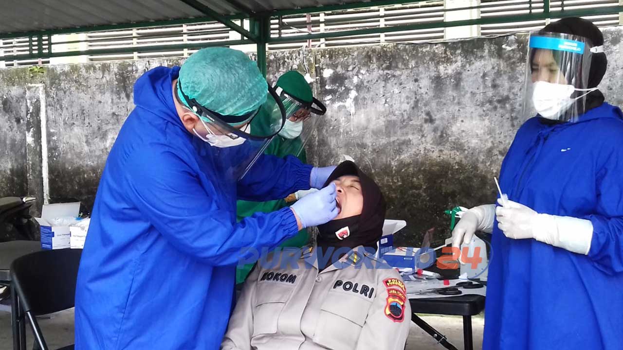 Ratusan anggota Polres Purworejo, Jawa Tengah, menjalani tes Swab jelang Pilkada, Rabu (24/11/2020).