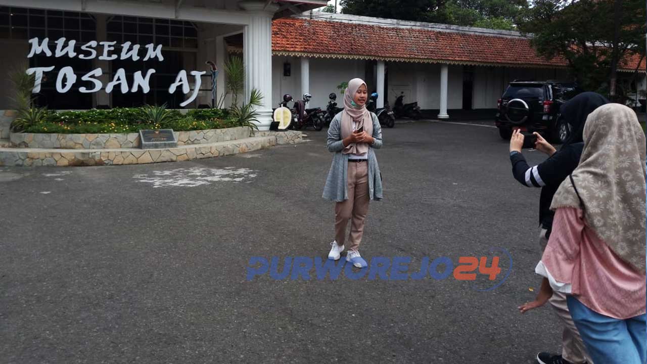 Sejumlah pelajar tampak memproduksi vlog di Museum Tosan Aji Purworejo untuk diikutkan dalam Lomba Vlog yang digelar Dinparbud Purworejo,
