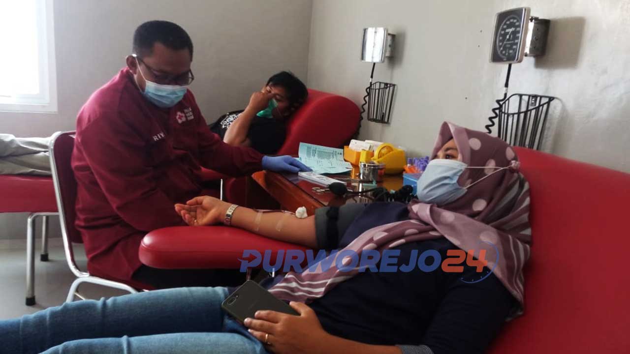 Seorang pendonor sedang melakukan donor darah di kantor PMI