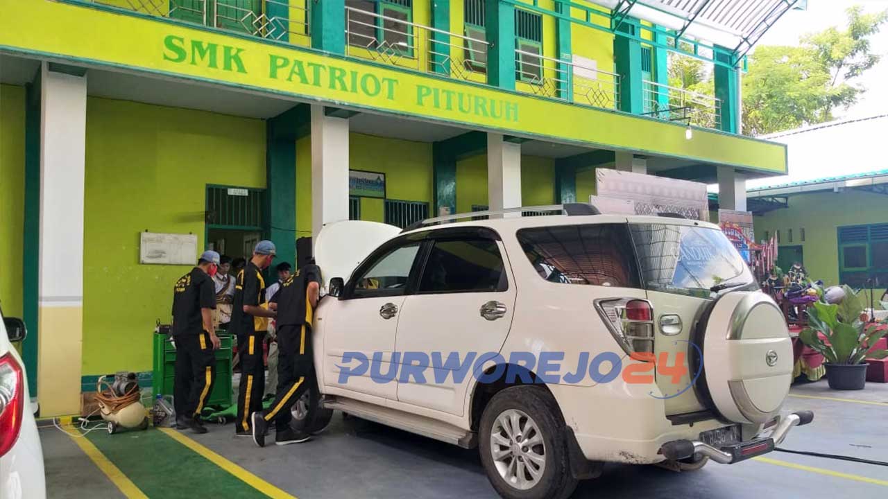 Siswa SMK Patriot Pituruh memberikan layanan servis mobil.