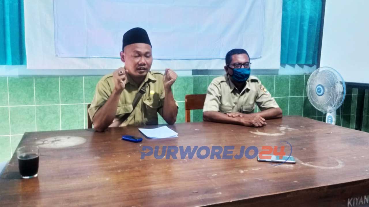 Akhmad Asngudi, Kepala Desa Kiyangkongrejo memberikan penjelasan ke sejumlah wartawan terkait kedatangan inspektorat ke desanya.(21/12/2020)