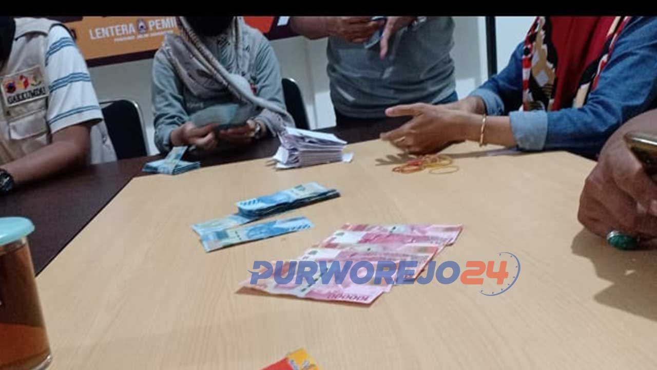 Barang bukti money politic berupa uang pesahan 50 ribuan dan seratu ribuan dan stiker bergambar Paslon