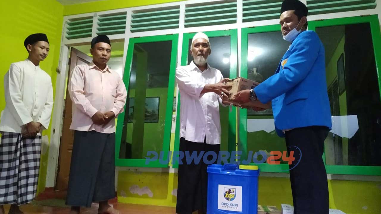KNPi Purworejo menyerahkan bantuan ke sejumlah Ponpes di Kabupaten Purworejo