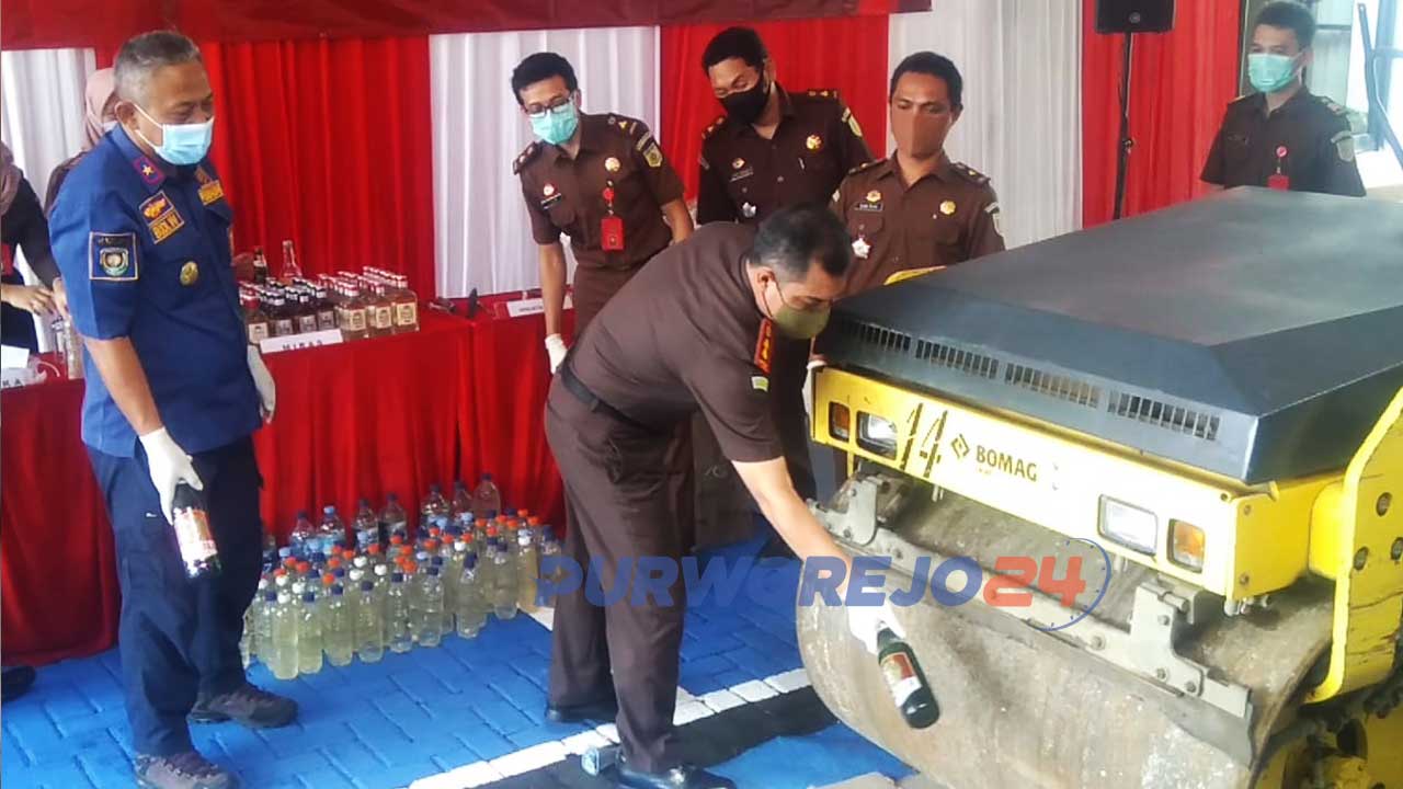 Kajar memecahkan botol miras sebagai tanda memulai pemusnahan barang bukti.