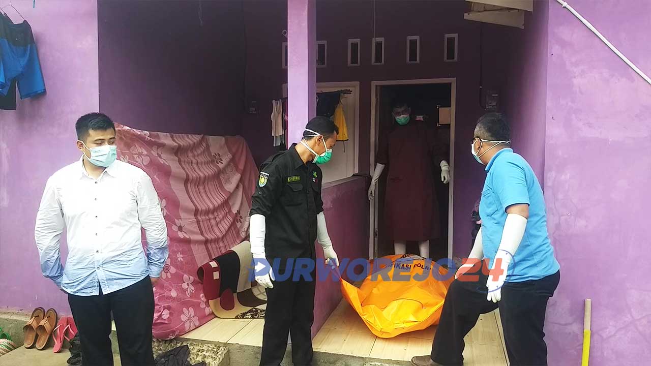 Polisi mengevakusi jenazah Sudarti dari kamar kos di Kelurahan Kledung Kradenan, Banyuurip