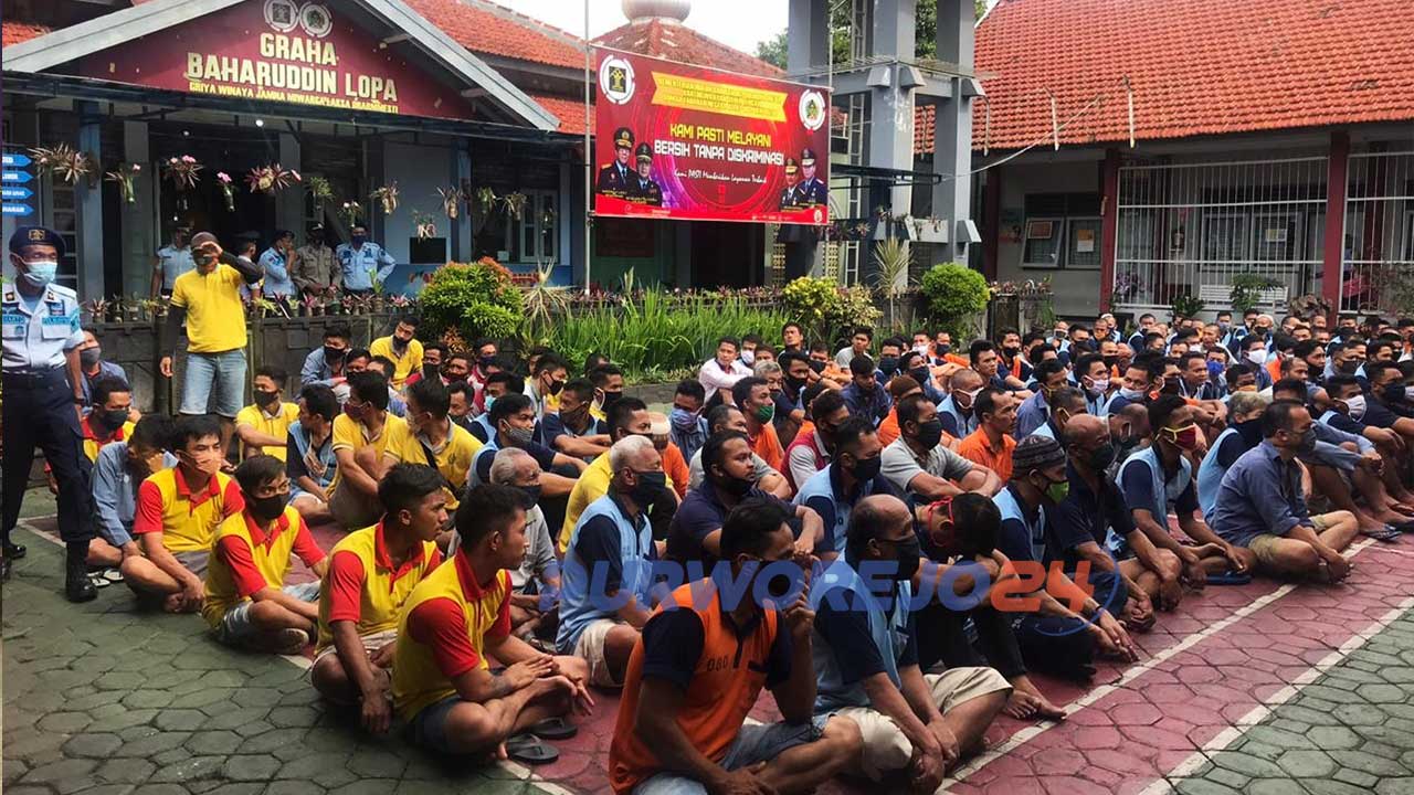 Razia Kamar Hunian dan Blok Hunian Warga Binaan Pemasyarakatan di Rutan Purworejo, Jumat (4/12/2020).