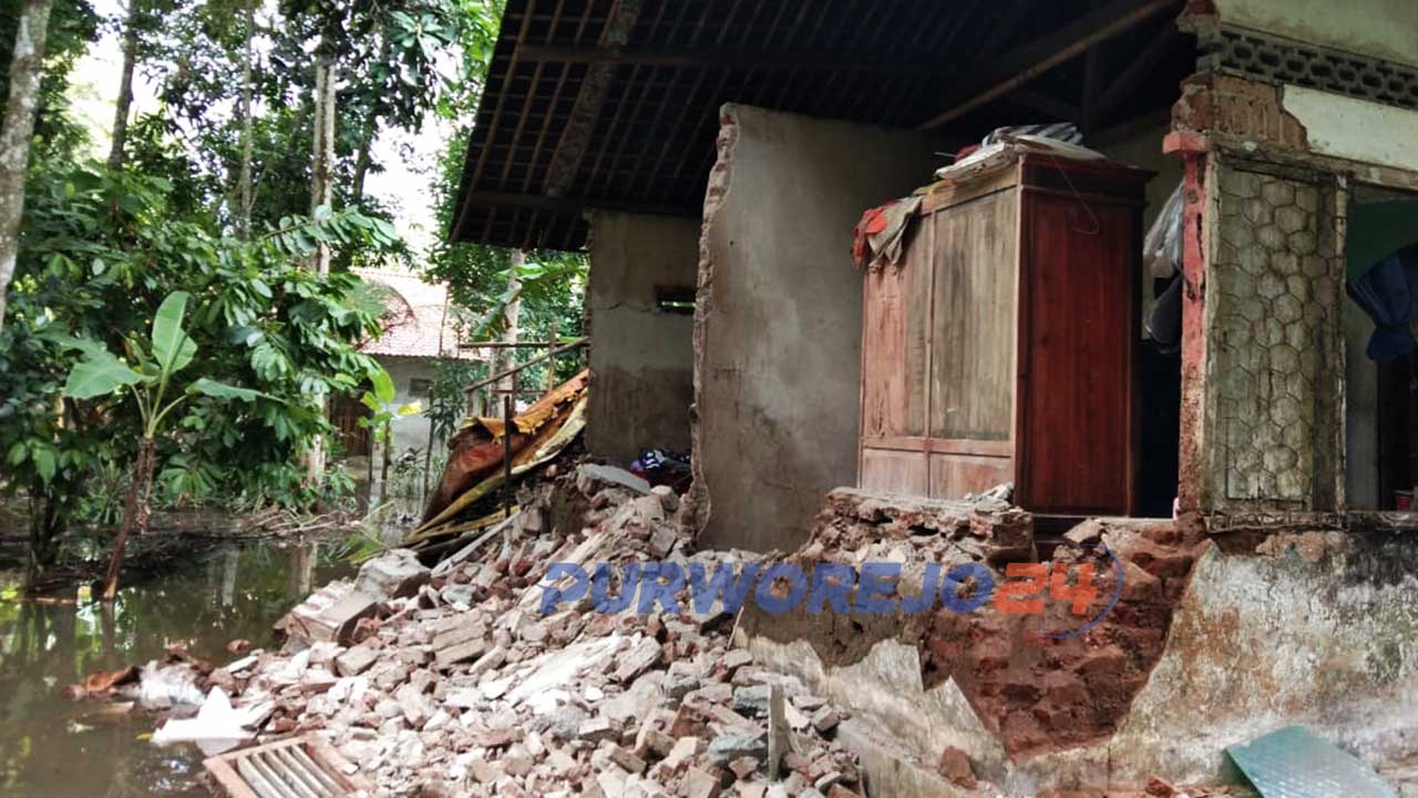 Rumah roboh di Desa Gumawangrejo Purworejo