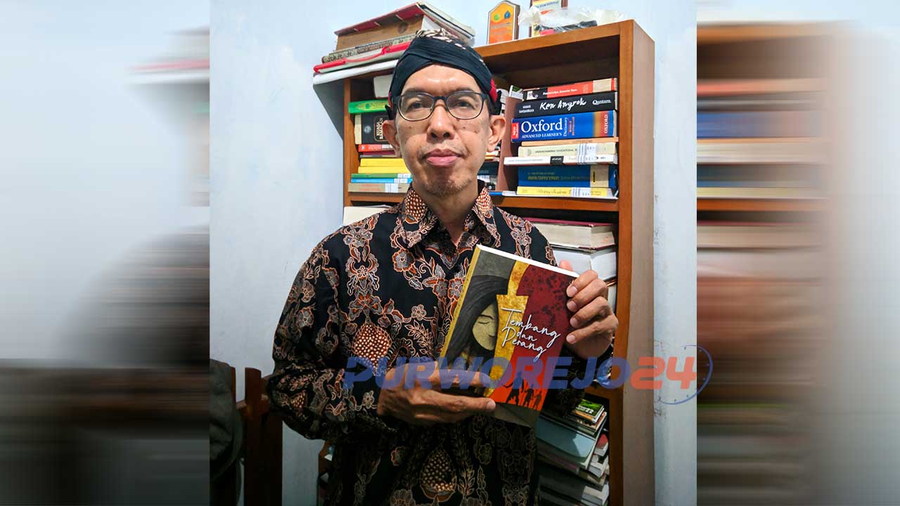 Sastrawan Dr. Junaedi Setiyono MPd menunjukkan karyanya, Novel Tembang dan Perang.