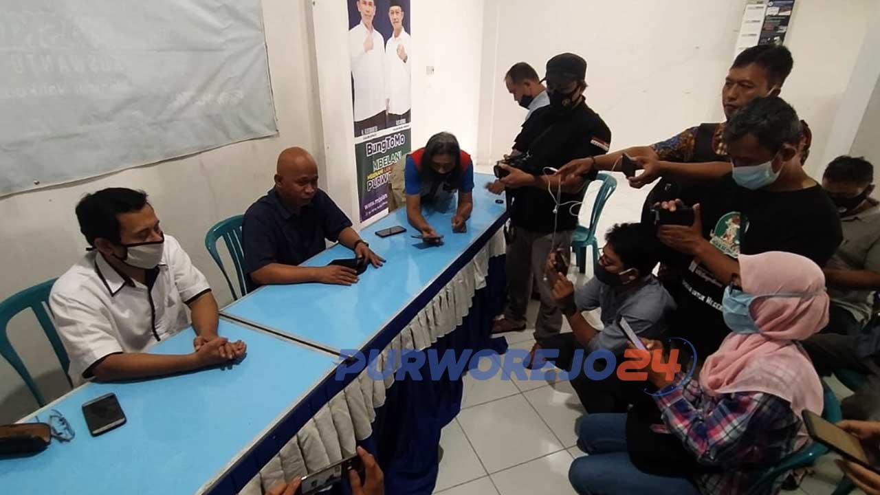 Tim Paslon BUNG TOMO mengadakan Konferensi Pers menanggapi Deklarasi Kemenangan oleh Tim BAYU. Kamis (10/12/2020)