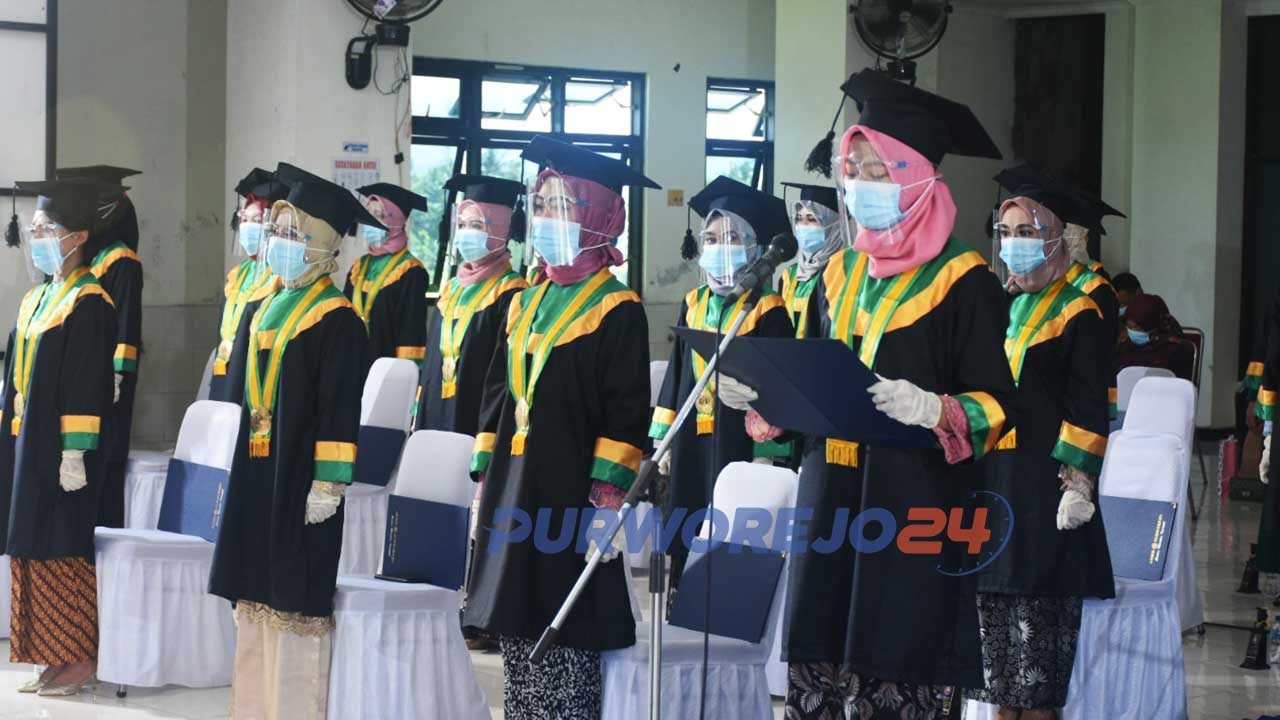 Wisuda Diploma III Kebidanan Periode X Tahun 2020 Akbid Bhakti Putra BangsaPurworejo, Sabtu (19/12/2020)