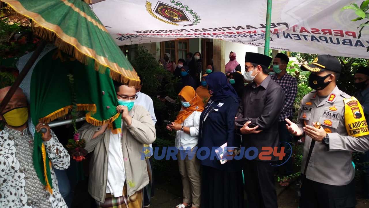Jenazah Gunarwan, SE saat akan diberangkatkan ke pemakaman.