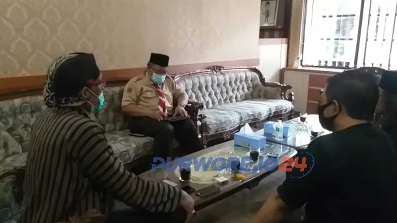 Komunitas Masyarakat Peduli Purworejo menyerahkan surat petisi ke Bupati Purworejo