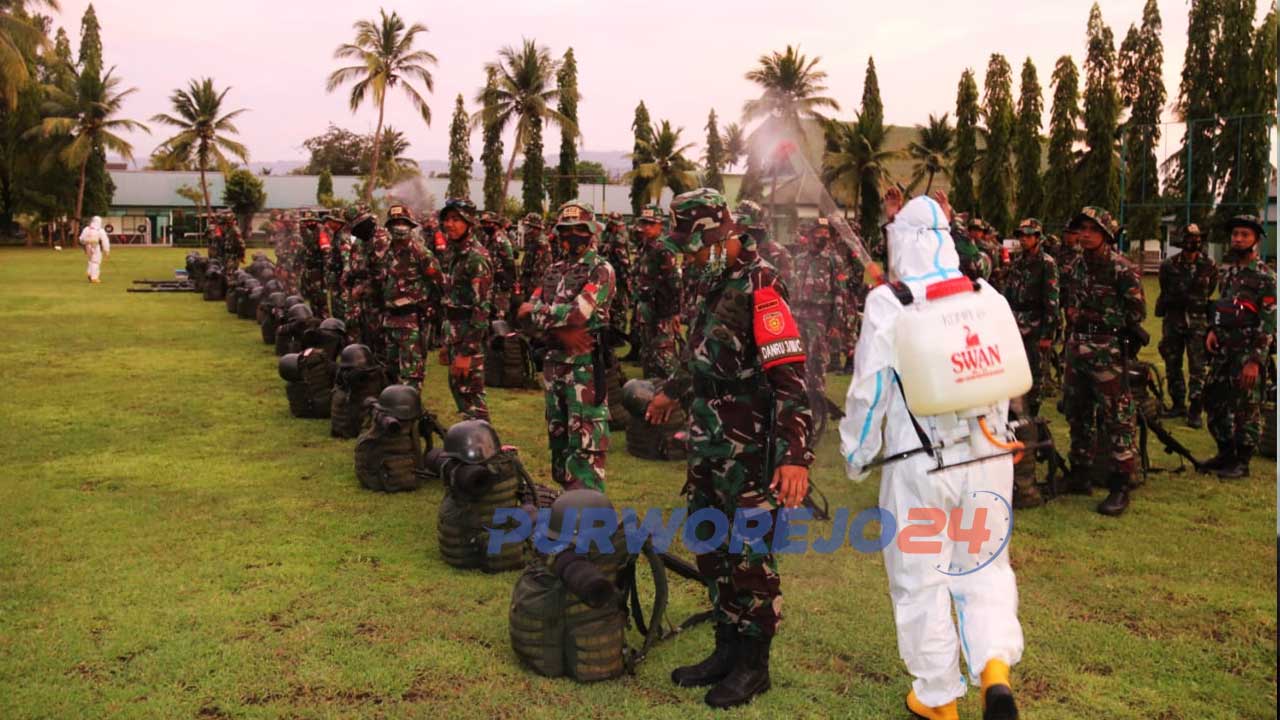 Pasukan Yonif Mekanis Raider 412/BES disemprot-disinfektan untuk mencegah penyebaran Covid-19.