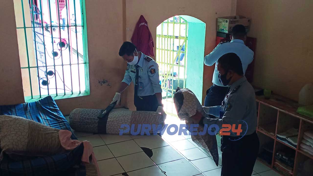 Penggeledahan kamar di Wisma Hunian Putra